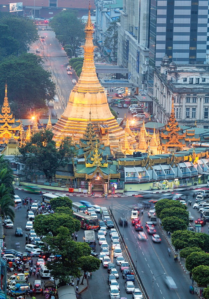 Chùa Sule ở trung tâm thành phố Yangon được cho là đã 2.600 năm tuổi, tức cổ xưa hơn cả chùa Shwedagon. Kiến trúc chùa đặc trưng bởi phần chóp vàng cao hơn 46 m và phần thân hình bát giác. Địa điểm này từng được sử dụng làm trung tâm để phát triển mạng lưới đô thị của thành phố. Ảnh: Alex Robinson.