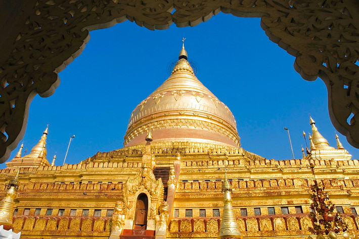 Chùa Shwezigon nằm ở trung tâm thị trấn Nyaung U, không xa thành phố cổ Bagan nổi tiếng. Nơi đây được xem là cấu trúc bảo tháp nguyên mẫu của Myanmar, bao gồm một bảo tháp mạ vàng hình tròn được bao quanh bởi các đền thờ. Người ta còn cho rằng chùa hiện lưu giữ xương và răng của Đức Phật. Ảnh: Otto Stadler.