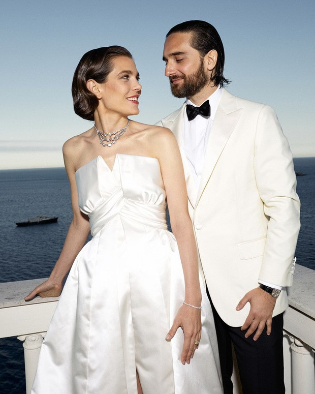 Tháng 6/2019, Charlotte Casiraghi làm đám cưới với bạn trai Dimitri Rassam tại Cung điện Hoàng tử Monaco. Hôn lễ với sự góp mặt của các nhóc tì: con chung 6 tháng tuổi của hai người, con trai 5 tuổi của Charlotte với bạn trai trước và con gái riêng của Rassam. Bộ váy công chúa mặc trong ngày trọng đại làm công chúng gợi nhớ đến hình ảnh người bà xinh đẹp quá cố của cô.