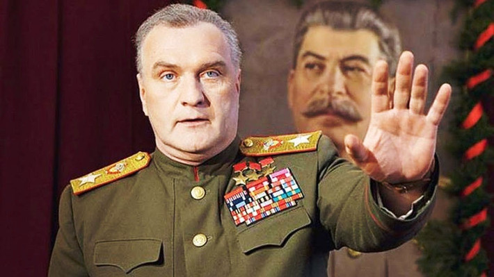 Georgy Zhukov (1896-1974): Theo Sputnik, Georgy Zhukov, sinh năm 1896 trong một gia đình nông dân nghèo ở Strelkovka, Kaluga Oblast (Nga). Sau khi gia nhập Đảng Bolshevik sau Cách mạng Tháng Mười năm 1917 và nhanh chóng chứng tỏ là người có tài thao lược trong các hoạt động chiến đấu trong Nội chiến Nga, giai đoạn 1918-1921, con đường binh nghiệp của Zhukov thăng tiến rất nhanh, ông lần lượt được bổ nhiệm nhiều vị trí quan trọng trong Hồng quân Liên Xô. Tên tuổi của Zhukov được khẳng định qua cuộc phản công ở Stalingrad năm 1942, giúp Hồng quân lật ngược thế cờ, chuyển từ phòng ngự sang phản công. Zhukov được cho là người khai sinh chiến thuật xe tăng của cực kỳ hiệu quả của Hồng quân Liên Xô.