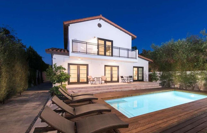 Rihanna chi 2,8 triệu USD để mua một căn biệt thự phong cách Tây Ban Nha, rộng gần 250 m2, toạ lạc ở khu West Hollywood của thành phố Los Angeles vào năm 2017. Ngôi nhà 4 phòng ngủ này được bán với giá 2,9 triệu USD vào đầu năm 2018. Ảnh: Realtor.