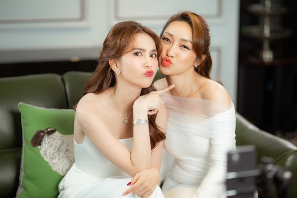 Nhiều người cho rằng Ngọc Trinh và Lý Thùy Chang thân thiết vì bù khuyết cho nhau ở nhiều khía cạnh. Nếu Ngọc Trinh ngây thơ, nói cười hồn nhiên thì Lý Thùy Chang chỉn chu, chừng mực. Khi diện những bộ đồ có màu sắc gần giống, khán giả hay đùa cả hai như cặp song sinh. Khi được hỏi khi nào lên xe hoa, “Nữ hoàng nội y” vội trả lời thay rằng có khả năng năm sau người bạn thân sẽ kết hôn còn cô thì chưa phải lúc này.