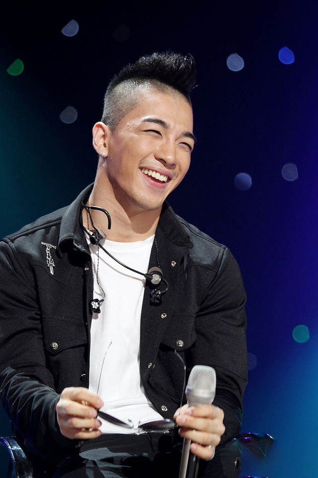 br/> Tae Yang ( Big Bang ): Trước khi gia nhập nhóm nhạc Kpop nổi tiếng toàn châu Á, Tae Yang từng có quá khứ nghèo khó. Anh ra riêng từ năm 13 tuổi, giữa lúc gia đình vật lộn với khủng hoảng kinh tế bao trùm Hàn Quốc. Thành viên nhóm Big Bang tìm cách phát triển sự nghiệp ở Seoul. "Tôi đã bén duyên với hip hop và nhanh chóng trở thành thực tập sinh. Công ty muốn tìm rapper trẻ tuổi nên cơ hội đã đến", anh nói với Naver. Từ quá khứ nghèo khó đến ca sĩ lọt top giàu có của Forbes năm 2017, ca sĩ 32 tuổi đều tự đi lên bằng sức mình. Ảnh: Naver.