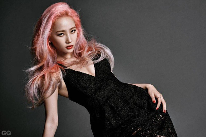 Yenny (Wonder Girls) từng sốc khi biết được cha ruột - mục sư Park Young Kyun - bị bắt vì tội lừa đảo giáo dân với số tiền lên đến 18 triệu USD . Cha mẹ Yenny chia tay khi cô còn nhỏ. Trong nhiều năm, nữ ca sĩ không hề liên lạc với cha ruột. Nữ ca sĩ sống với mẹ và trải qua tuổi thơ không êm đềm. Tuy nhiên, ông đã dùng danh tiếng của con gái để lợi dụng người khác. "Tôi không biết phải làm gì. Tôi không có 18 triệu USD để trả cho các vị", cựu thành viên Wonder Girls phát biểu với truyền thông. Ảnh: CQ.
