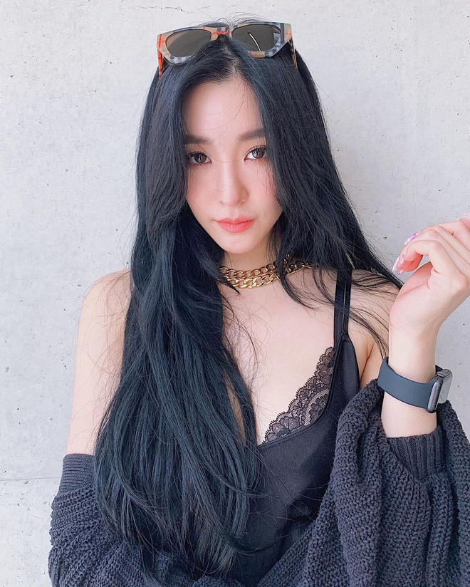 Tiffany (SNSD): Trong chương trình Kim Jung Eun's Chocolate, Tiffany tâm sự cô mất mẹ từ năm 14 tuổi. Nữ ca sĩ phải thuyết phục cha - người luôn phản đối cô theo sự nghiệp âm nhạc - để sang Hàn Quốc học tập và rèn luyện. Những ngày đầu ở xứ kim chi, ngôi sao 31 tuổi làm nhiều việc như dạy kèm tiếng Anh, phục vụ... để trang trải cuộc sống. "Con đã mất mẹ nhưng bù lại mẹ cho con 8 người chị em tuyệt vời này", nữ ca sĩ tưởng nhớ mẹ và nói về các thành viên SNSD. Ảnh: Instagram.