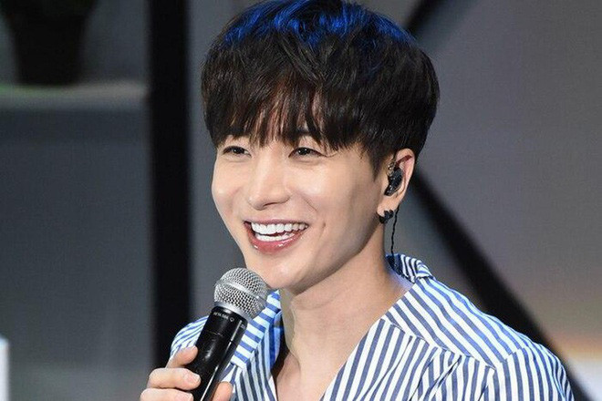 Lee Teuk (Super Junior): Idol Hàn gặp bi kịch gia đình lúc anh đang phục vụ trong quân ngũ. Cha của Lee Teuk đã giết cha mẹ ruột, sau đó tự sát với lý do "không đủ khả năng để chăm sóc gia đình". Sự cố năm 2014 khiến nam ca sĩ gặp trầm cảm nặng. Sau khi xuất ngũ, nam ca sĩ bán nhiều tài sản để trả khoản nợ 5 tỷ won (tương đương 4,5 triệu USD ) mà cha mình để lại. "Cuộc sống người nổi tiếng khác với những gì các bạn thấy. Họ cũng tràn ngập đau thương và tuyệt vọng như ai khác", trưởng nhóm Super Junior nói trong cuộc gặp người hâm mộ. Ảnh: Naver.