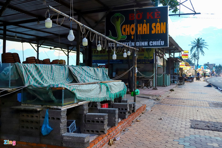 Trải dọc theo bờ kè biển Mũi Né (TP Phan Thiết, Bình Thuận), trên con đường Nguyễn Đình Chiểu, là hơn 20 nhà hàng hải sản lớn nhỏ. Đoạn đường này không chỉ là "thủ phủ resort", mà còn là tụ điểm ăn uống, vui chơi, mua sắm của du khách khi đến Mũi Né. Tuy nhiên hiện tại, chỉ khoảng 50% nhà hàng bờ kè còn mở cửa phục vụ thực khách.