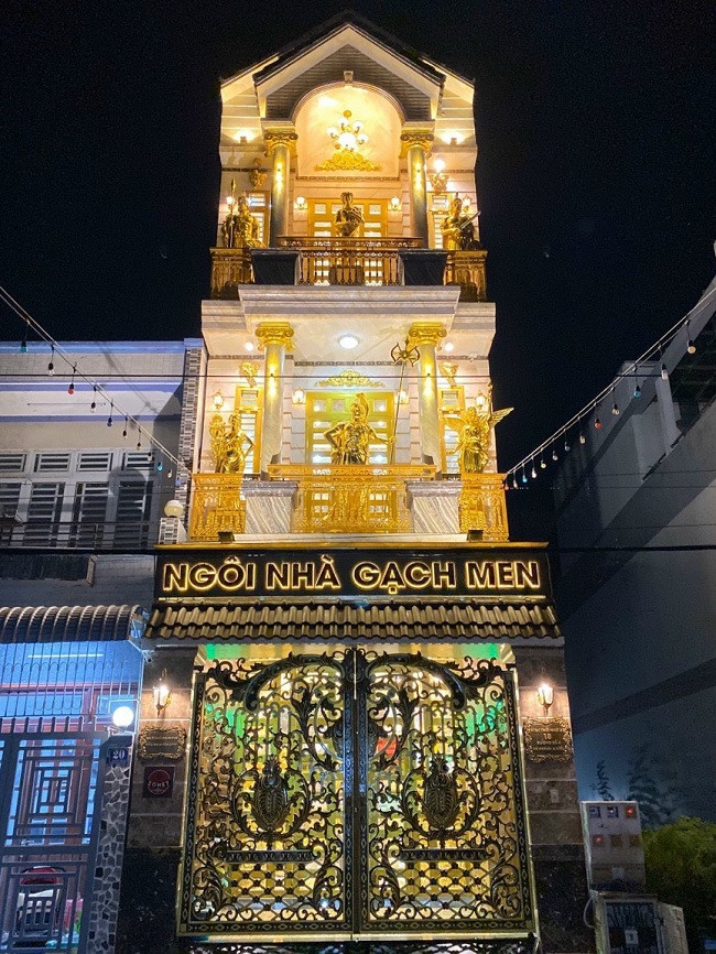Ngôi nhà gạch men hay còn gọi là ngôi nhà dát vàng tọa lạc ở khu dân cư Thới Nhựt 2 (Ninh Kiều, Cần Thơ). Đây được coi là điểm nhấn đặc biệt nhất trong khu tổ hợp rộng 1.500 m2. Căn nhà thuộc sở hữu của anh Nguyễn Văn Trung (SN 1970) – một người kinh doanh bất động sản có tiếng ở miền Tây.
