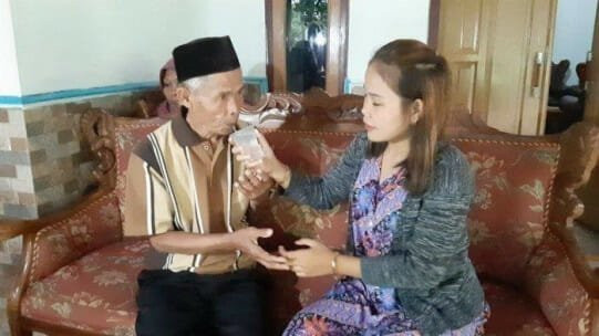 Cô Noni chăm sóc chồng khi cả hai còn chung sống. (Ảnh: Nesia Times) Đến nay, câu chuyện cưới vội, chia tay cũng nhanh của cặp đôi lệch tuổi này vẫn đang là chủ đề bàn luận nhận được nhiều quan tâm của cộng đồng mạng Indonesia. Hiện mọi người đều đang muốn biết lý do thực sự của việc ly hôn chớp nhoáng này là gì.