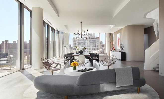 Căn penthouse chiếm ba tầng của tòa nhà, được thiết kế với nhiều bức tường kính xung quanh nhằm đem đến ánh sáng tự nhiên.