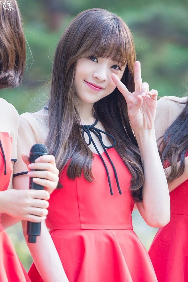##s###JinE đành rời nhóm vì bị chứng biếng ăn kéo dài Khá nhiều nữ idol đã bị rối loạn ăn uống hoặc mắc chứng biếng ăn sau một thời gian dài chỉ được ăn rất ít để ép cân. JinE (Oh My Girl) cũng nằm trong số đó, vừa bị biếng ăn vừa suy sụp tinh thần. Kết quả là JinE đành phải rời nhóm, quay về làm một người bình thường nhằm tìm lại niềm vui ăn uống, ăn để khỏe mạnh chứ không còn lo ăn kiêng khổ sở. Mất luôn kỳ nguyệt san Ashley (Ladies’ Code) kể rằng cô từng phải giảm từ 52kg xuống 49kg, chỉ được ăn 12 quả cà chua bi hoặc một bát salad trong cả ngày mà vẫn cần thực hiện các hoạt động như bình thường. Chế độ ăn kiêng khắc nghiệt khiến cho Ashley mất luôn kỳ nguyệt san trong suốt một năm.