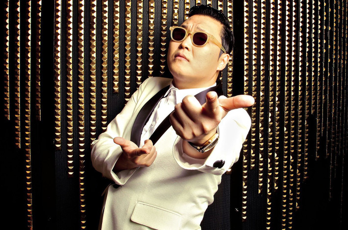 PSY: Ông nội của chủ nhân hit Gangnam Style là người sáng lập DI Corporation - doanh nghiệp chuyên cung cấp linh kiện bán dẫn cho các tập đoàn công nghệ toàn cầu. Cha PSY - ông Park Won Ho - kế thừa chức giám đốc điều hành tập đoàn gia đình. Mẹ nam rapper là chủ chuỗi nhà hàng cao cấp với nhiều trụ sở trải dài khắp Hàn Quốc.