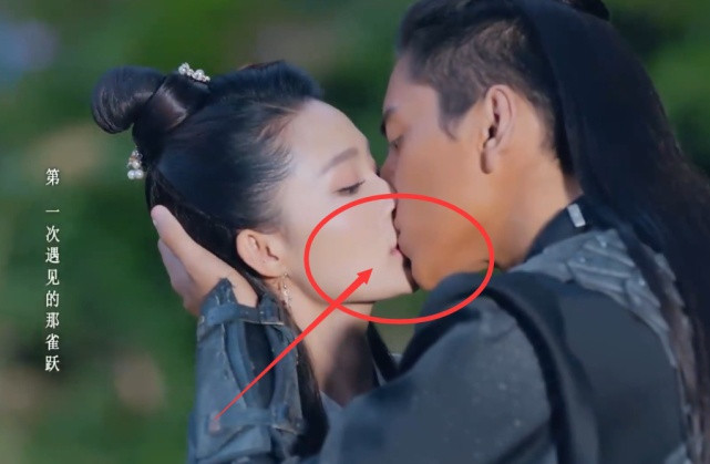 Ngoài ra, còn có cảnh hôn giữa Mã Trích Tinh (Lý Thấm diễn) và Bột Vương (Vương Đại Lục thủ vai) cũng bị đánh giá là giả. Họ là hai nhân vật chính trong phim, có tình cảm sâu đậm, giằng xé, theo QQ, nụ hôn của hai nhân vật đáng ra phải sâu sắc, đầy cảm xúc nhưng khi quay cận cảnh, môi của hai diễn viên không hề hé mở. QQ cho rằng việc đóng cảnh thân mật là nhiệm vụ của diễn viên, thể hiện tính chuyên nghiệp khi hóa thân vào vai diễn. Do đó, Lý Thấm và Vương Đại Lục chưa làm hài lòng người xem.