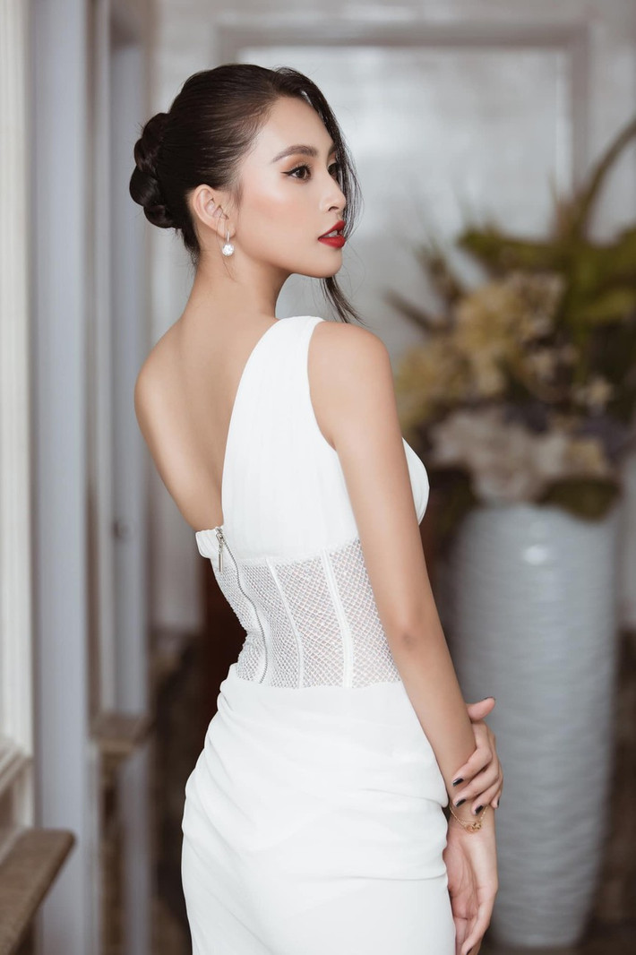 ##s###Hoa hậu Việt Nam 2018 khoe góc nghiêng 'thần thánh' cùng bờ vai trần nuột nà, quyến rũ.