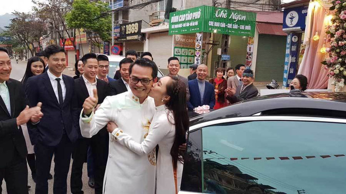 Theo lời NSND Trung Hiếu, vợ của anh khá hiền lành, ít nói. Cô cũng có niềm yêu thích với nghệ thuật, đặc biệt là phim ảnh.