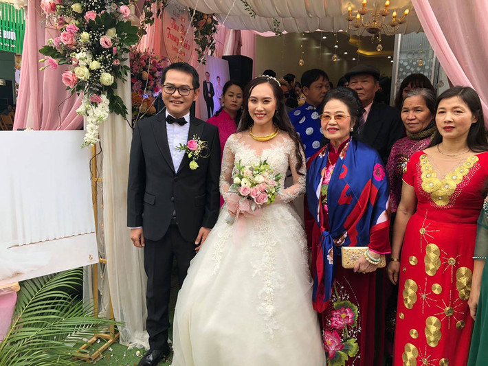 Đầu năm 2019, NSND Trung Hiếu chính thức đón cô dâu kém 19 tuổi Huỳnh Thu Hà về chung một nhà. Cưới vợ ở tuổi 46, NSND Trung Hiếu nhận được rất nhiều lời chúc phúc từ bạn bè đồng nghiệp và người thân.