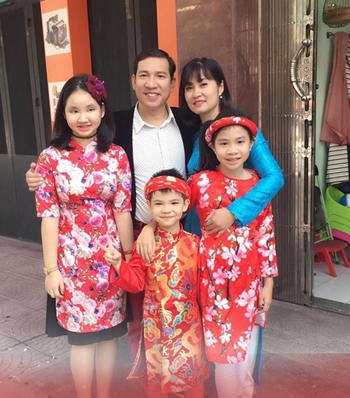 Nghệ sĩ Quang Thắng cũng được nhiều người biết đến khi nên duyên với bà xã trẻ đẹp kém 11 tuổi. Nam diễn viên sinh năm 1967 cưới vợ năm 2002. Vợ anh tên là Cao Thanh Hải, từng học ở Hà Nội sau đó trở về Hải Phòng công tác. Tuy nhiên, sau khi sinh con vì lo cho gia đình nên chị đã nghỉ việc, ở nhà làm nội trợ. Chính sự tâm lý của bà xã đã giúp cho nghệ sĩ Quang Thắng tự hào, yêu thương và cố gắng hơn vì tổ ấm gia đình.