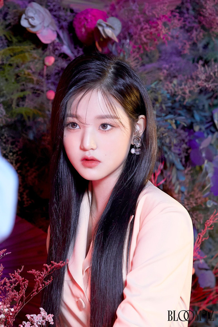Với chiều cao 1,71 m, Jang Won Young có đôi chân dài, tỷ lệ cơ thể đẹp. Gương mặt nữ ca sĩ đáng yêu, vẻ đẹp ngọt ngào. Một phần nhờ ngoại hình, Jang Won Young đứng đầu cuộc bình chọn ở chương trình Produce 48 và đảm nhận vị trí center (đứng trung tâm trong các hoạt động) của IZ*ONE.