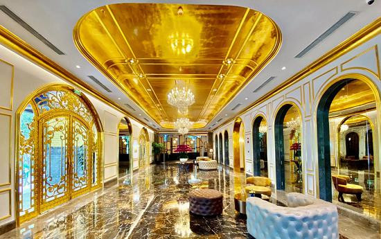 Theo bài đăng mô tả, toàn bộ tường bên ngoài của khách sạn đều được dát vàng óng anh, thậm chí có thể làm chói mắt người nhìn dưới ánh nắng mặt trời. Bên trong, từ trần nhà, cánh cửa, thang máy cho đến lan can... của khách sạn cũng đều được phủ vàng 18k hoặc 24k.