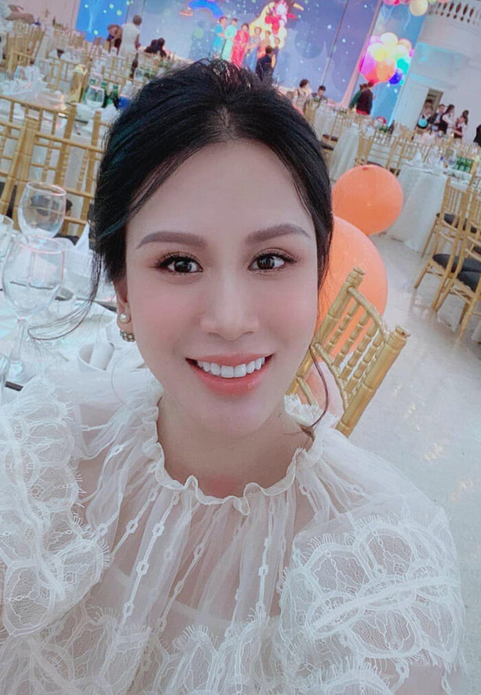 Chỉ sau 1 tháng gia nhập team "bỉm sữa", Ngọc Hương khiến nhiều người bất ngờ khi xuất hiện với vẻ ngoài rạng rỡ, nhuận sắc cùng thân hình thon gọn. Được biết, ngay sau khi vết mổ lành lại, bà xã Thành Trung đã bắt đầu luyện tập thể thao kết hợp cùng chế độ ăn uống khoa học.