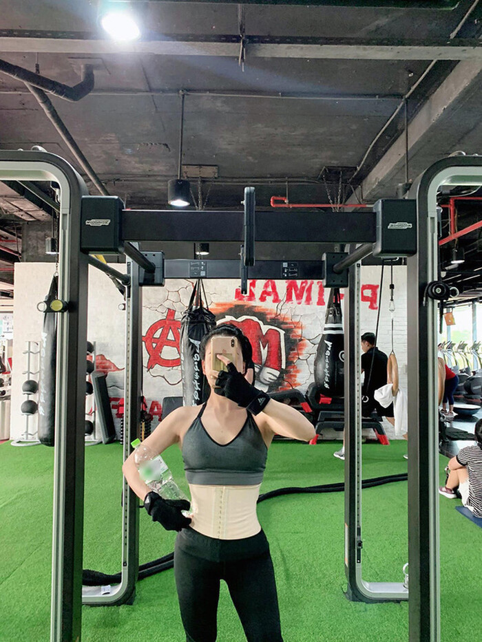 Trên trang cá nhân, Ngọc Hương cũng nhận được "cơn mưa" lời khen của dân mạng bởi loạt ảnh diện bikini gợi cảm. Cô gây ấn tượng với làn da trắng sáng, không tỳ vết, đặc biệt là vòng 2 săn chắc, không hề có dấu tích bị rạn hay sồ sề.