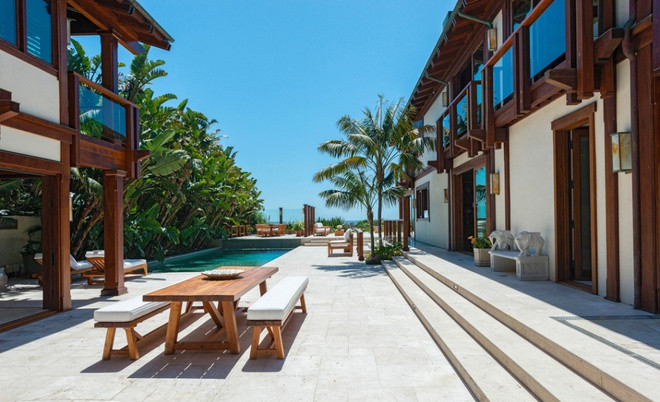 Một số tiện ích nổi bật của căn biệt thự có thể kể đến thư viện, studio, quầy bar, phòng tập thể dục, khu vực spa, hồ bơi ngoài trời, và các phòng xông hơi.