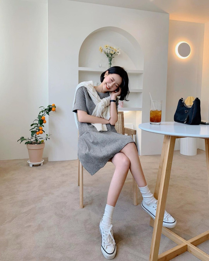 Chúng ta cũng không thể bỏ qua về phần họa tiết và màu sắc, thay vì bó mình trong những bộ cánh tối màu, basic thì hội gái Hàn chẳng ngại chơi váy áo màu sắc, họa tiết hoa cỏ hay hình thù mới lạ. Chính vì thế mà khi đi làm họ vẫn luôn nổi bần bật với style đầy thu hút và trẻ trung. Không chỉ với váy liền mà kể cả khi chọn chân váy họ cũng luôn chọn những thiết kế mới lạ, họa tiết. Chỉ cần mix chân váy họa tiết với áo sơ mi trắng vậy là họ đã có outfit cực kỳ bắt mắt và trendy khi đến sở làm cùng các chị em. 3. Style trẻ trung năng động Bên cạnh những item công sở quen thuộc sao bạn không thử làm mới style đôi chút với những thiết kế như quần jeans năng động, áo blouse dáng dài, áo sơ mi denim… Đừng tưởng những trang phục này chỉ có thể diện khi đi dạo phố, không hợp với môi trường nghiêm túc công sở. Thực ra nếu diện khéo thì những item này còn khiến style của bạn thú vị và trẻ trung hơn hẳn.