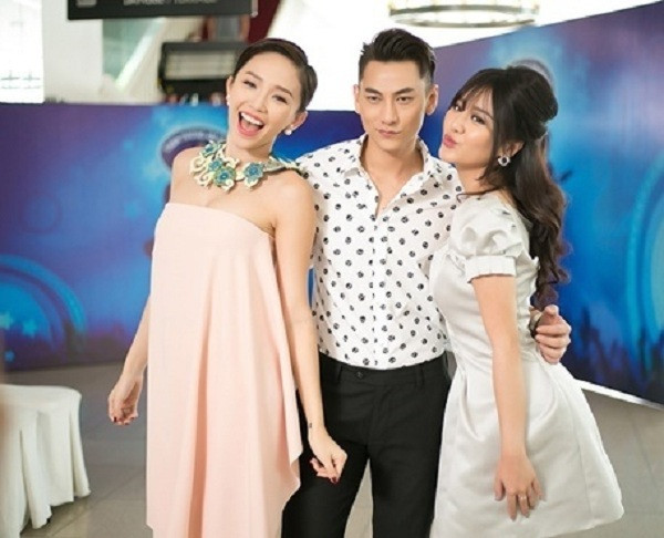 ù đứng cạnh người đẹp showbiz nhưng bàn tay Isaac luôn nắm hờ để không chạm sâu.