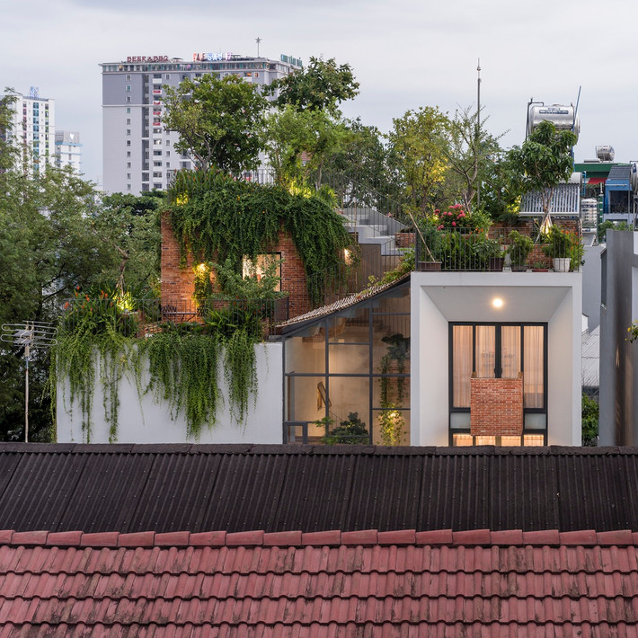 Căn nhà được các kiến trúc sư của MDA Architecture xây dựng trên diện tích đất 450 m2 tại phường Tân Thới Nhất, quận 12, TP.HCM.