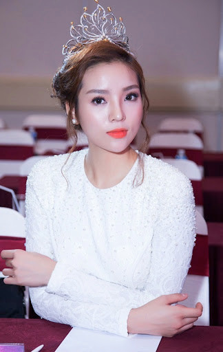 hi Kỳ Duyên bị chê bai nhan sắc, nhiều người nổi tiếng đã đứng ra bảo vệ, cho rằng do lỗi trang điểm và làm tóc khiến tân hoa hậu có phần già dặn trong đêm đăng quang. Tham dự một số sự kiện sau đó, Kỳ Duyên xuất hiện với hình ảnh khả quan hơn.
