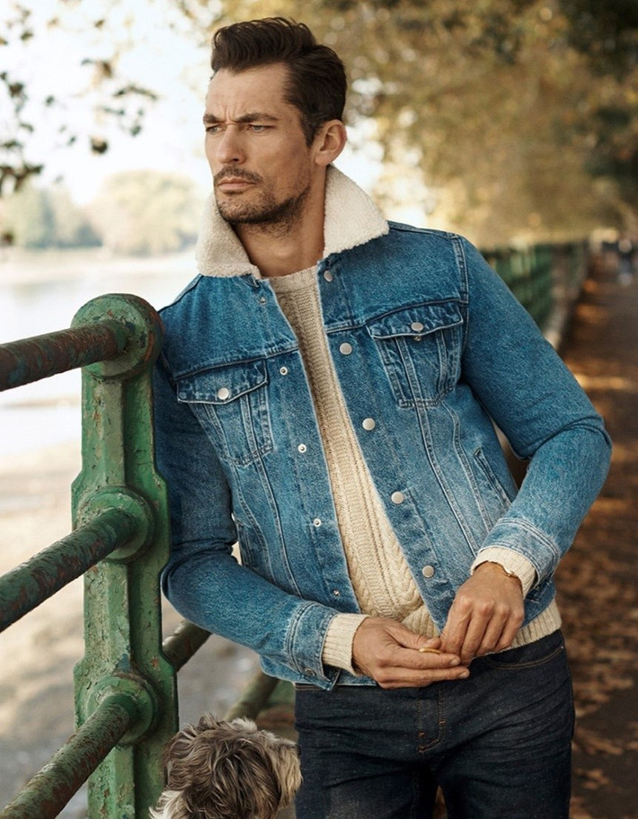 1. Áo khoác denim lông: Vào mùa đông, các mẫu áo khoác có chức năng chắn gió, giữ ấm cho cơ thể được ưa chuộng. Theo Sohu, phái mạnh thường lựa chọn áo có màu sắc trung tính, kiểu dáng đơn giản. David Beckham diện áo khoác denim cổ lông màu xanh tím than khi ra đường. Phái mạnh cũng có thể kết hợp áo len phía trong khi thời tiết trở lạnh. Ảnh: Juksy, Apetogentleman.