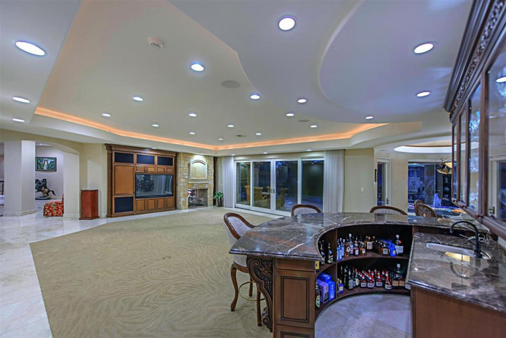 Quầy bar rộng lớn, cởi mở là một khu vực lý tưởng để tiếp đón khách khứa, bạn bè.