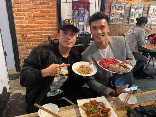 Bùi Tiến Dũng trong một lần dùng bữa tại quán. Được biết cầu thủ này từng khoe giọng hát của mình cho người hâm mộ trong những lần lui tới đây. Ảnh: Facebook Thế nhưng, hiện tại quán cà phê bỗng nhiên ngừng hoạt động hoàn toàn mặc dù trước đó FT Sport Club luôn trong tình trạng đắt khách do sức nóng từ những "ông chủ" nổi tiếng xa gần. Theo ghi nhận của PV Đời sống & Pháp luật, quán đã trong tình trạng đóng cửa lâu ngày cho dù biển hiệu vẫn chưa được gỡ xuống.