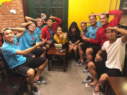 Các tuyển thủ quốc gia trong một dịp hội ngộ tại quán. Ảnh: Facebook Quán cà phê này khai trương vào năm 2018. Đây từng là điểm hẹn quen thuộc của nhóm cầu thủ nổi tiếng mỗi khi rảnh rỗi. Biết được thông tin này nên FT Sport Club thường là địa điểm ghé thăm của người hâm mộ nhằm có cơ hội được gặp gỡ và giao lưu cùng thần tượng.