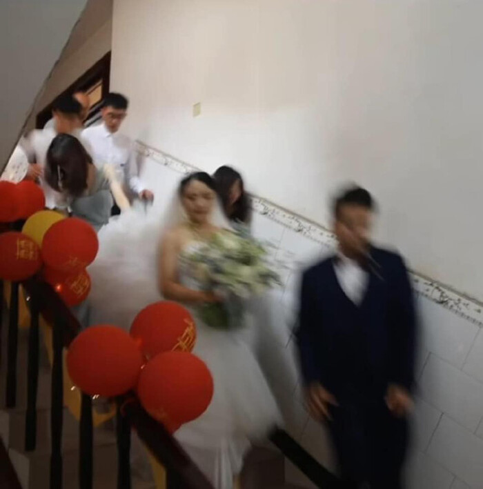 Nhân vật chính lại bị mờ hết cả Trên đời này đúng là cái gì cũng có thể xảy ra. Người yêu cũ đi ăn đám cưới, người yêu cũ lên hát đám cưới là xưa rồi, bây giờ người yêu cũ còn là nhiếp ảnh gia chụp hình cưới cho đôi tân lang.