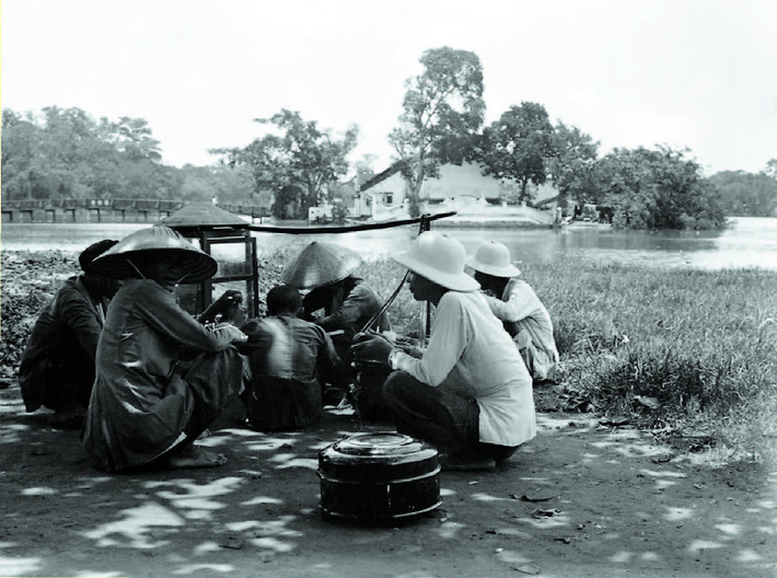 Cuốn sách giới thiệu những hình ảnh, tranh vẽ về hàng rong trên phố Hà Nội. Đây là hình ảnh những người bán hàng phở bên bờ hồ Hoàn Kiếm.