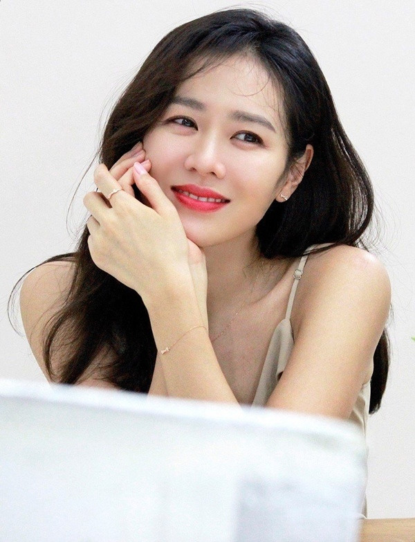 Gần đây, mỹ nhân 'Hạ cánh nơi anh' Son Ye Jin trở thành chủ sở hữu tòa nhà có giá trị lên tới 16 tỷ won (gần 328 tỷ đồng) tại Sinsadong, Gangnam. Nữ diễn viên được ngân hàng hỗ trợ vay khoảng 12 tỷ won (gần 246 tỷ đồng), phần còn lại cô thanh toán bằng tiền mặt. Son Ye Jin ký kết hợp đồng mua nhà ngày 28/7, hoàn thành thủ tục thanh toán cuối tháng 9/2020.