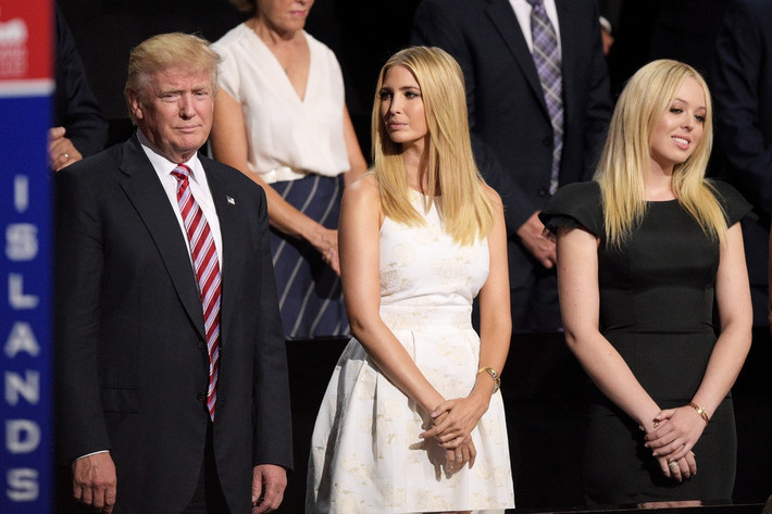 br/> Tiffany và chị gái cùng cha khác mẹ Ivanka được cho là trở nên thân thiết hơn trong suốt nhiệm kỳ tổng thống của cha họ. Còn trước đó, mối quan hệ của cả hai không hề hòa hợp. Trong cuốn sách Disloyal: A Memoir, Michael Cohen - cựu cố vấn của Tổng thống Trump - cho biết ông Trump đã đứng về phía Ivanka khi đối xử tệ đối với Tiffany. Thậm chí, cả hai đều nghĩ tiêu cực về ngoại hình của cô. Ảnh: Time.