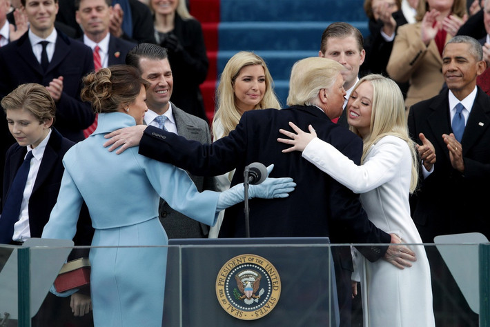 br/> Samantha Cohen - con gái của Michael Cohen, bạn học đại học với Tiffany - ngầm xác nhận ái nữ thứ hai của ông Trump không được gia đình đối xử tốt. Samantha nói với Vanity Fair rằng Tiffany chưa bao giờ được hưởng những đặc quyền của con cái nhà Trump. Cô tin rằng Tiffany không phù hợp với quan điểm chính trị của ông Trump. Do đó, các bài phát biểu ủng hộ ông Trump trước công chúng có thể là nỗ lực của Tiffany để được cha công nhận. Ảnh: Getty.