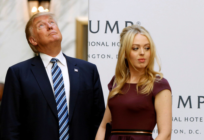 Madeleine Westerhout - cựu trợ lý của Tổng thống Trump - đã buộc phải từ chức sau khi tiết lộ với giới truyền thông rằng ông Trump không thích chụp ảnh cùng Tiffany vì nghĩ rằng con gái thừa cân. Westerhout cũng nói rằng tổng thống sẽ không nhận ra con gái của mình trong đám đông. Ông Trump từng phủ nhận những điều trên, đồng thời đăng lên Twitter khen Tiffany là “một người tuyệt vời”, “sinh viên ưu tú” và nói yêu con gái. Ảnh: Reuters.