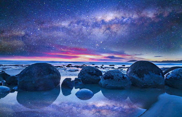 Bãi biển Moeraki Boulders, New Zealand: Bãi biển Moeraki Boulders có rất nhiều tảng đá hình cầu kỳ lạ, nằm rải rác trên khắp khu vực được bảo tồn nghiêm ngặt. Qua nghiên cứu, những tảng đá đều chứa trầm tích có niên đại 65 triệu năm. Nhiều giả thuyết được đưa ra, trong đó có cả nghi vấn đây là trứng của người ngoài hành tinh.