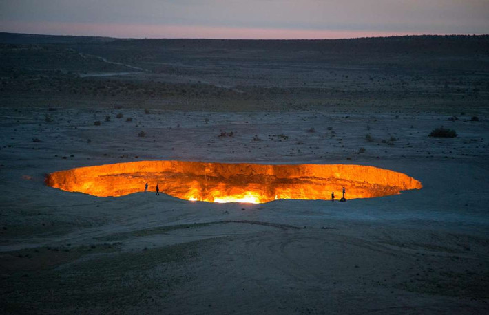 Cửa địa ngục, Turkmenistan: Đây là địa điểm giống như trong các bộ phim kinh dị tạo ra, một hố sâu rực lửa được ví như cổng vào địa ngục. Miệng núi lửa Darvaza, hay còn gọi là "Cửa địa ngục", mở cửa đón du khách vào năm 1971. Một mỏ khí đốt tại đây bất ngờ sụp đổ xuống tạo thành hang động ngầm. Để ngăn chặn các loại khí phát tán, các kỹ sư quyết định đốt nó, khiến ngọn lửa vẫn cháy hừng hực trong nhiều thập kỷ.