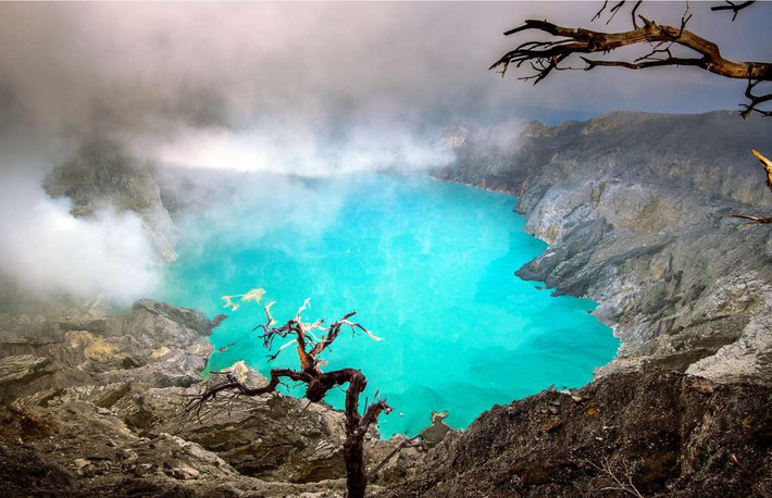 Kawah Ijen, Indonesia: Hồ nước màu ngọc lam kỳ lạ này được hình thành trong miệng núi lửa Kawah Ijen, Indonesia. Đây được coi là hồ nước có trữ lượng axit lớn nhất thế giới. Xung quanh hồ là những ngọn lửa điện màu xanh thỉnh thoảng bùng phát trong không khí. Các nhà khoa học giải thích đây là do hàm lượng axit sulfuric cao, làm cho nước có màu nổi bật và bốc cháy khi gặp không khí.