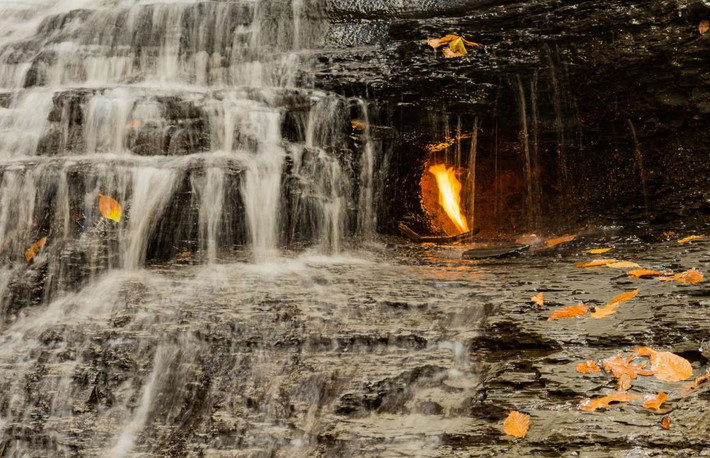 Thác Eternal Flame, New York, Mỹ: Thác nước kỳ lạ này là một trong những điểm du lịch hấp dẫn nhất khi tới Công viên Chestnut Ridge, New York. Ở chính giữa thác nước là một ngọn lửa nhỏ (gần như) bất tử, được hình thành từ khí metan tự nhiên thấm qua các vết nứt trên đá. Đôi khi ngọn lửa bị dập tắt bởi những tia nước, nhưng du khách có thể thắp nó lên bằng một chiếc bật lửa.