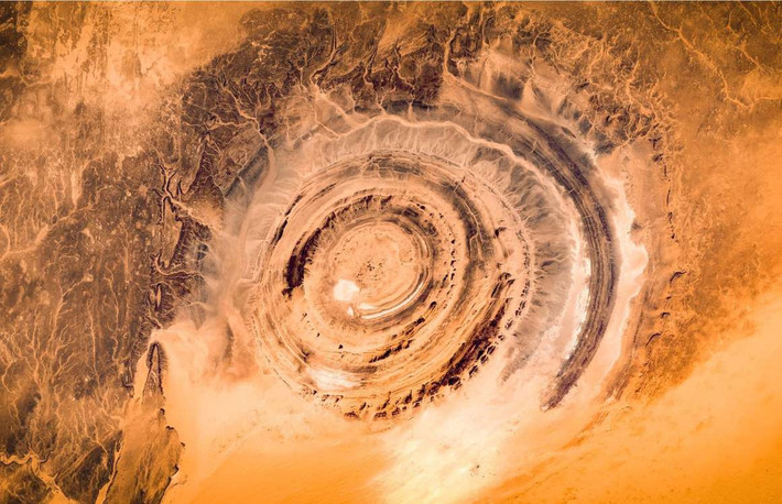 Cấu trúc Richat, Mauritania: Các phi hành gia là những người đầu tiên quan sát được Cấu trúc Richat, còn gọi là "Con mắt của Sahara". Đây là một vòng xoáy rộng 48,2 km giống như vỏ ốc hoặc con mắt. Các nhà khoa học cho rằng đây có thể là dấu vết thiên thạch va chạm Trái Đất, hoặc một dãy núi bị xói mòn theo thời gian.