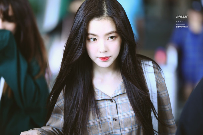 Chị cả Red Velvet sở hữu vẻ đẹp kiêu sa, lạnh lùng, thu hút người đối diện ngay từ lần đầu tiên. Cô cũng là cái tên thường xuyên dẫn đầu trong các cuộc bầu chọn nhan sắc. Gương mặt đạt tỷ lệ vàng của nữ ca sĩ không chỉ được khán giả khen ngợi mà còn được các chuyên gia sắc đẹp công nhận.
