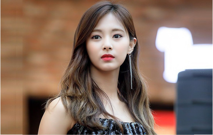 Vẻ đẹp thanh thuần, dịu dàng của Tzuyu được nhiều chuyên gia đánh giá cao. Thậm chí, "Nữ hoàng gợi cảm" Lee Hyori cũng từng khẳng định em út nhóm TWICE là nữ idol xinh đẹp nhất Kpop mà cô từng biết. Cô cũng là gương mặt thường xuyên đứng vị trí đầu trong các BXH nhan sắc trong nước cũng như quốc tế.