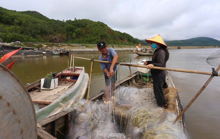 “Sau những ngày mưa lớn có nhiều phù du từ đất liền trôi ra, vùng biển gần bờ thu hút ghẹ, tôm cá vào kiếm ăn nên ngư dân đánh bắt được khá nhiều. Sau khi trừ chi phí, mỗi chuyến chúng tôi có thể thu được khoản tiền công từ 300-500.000 đồng/người”, ngư dân xã Thịnh Lộc cho hay.