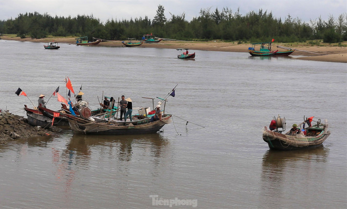Với đội tàu 120 chiếc, chuyên đánh bắt ở vùng lộng, ngay khi trời hửng nắng ngư dân xã Thịnh Lộc (huyện Lộc Hà) đã gấp rút ra khơi.