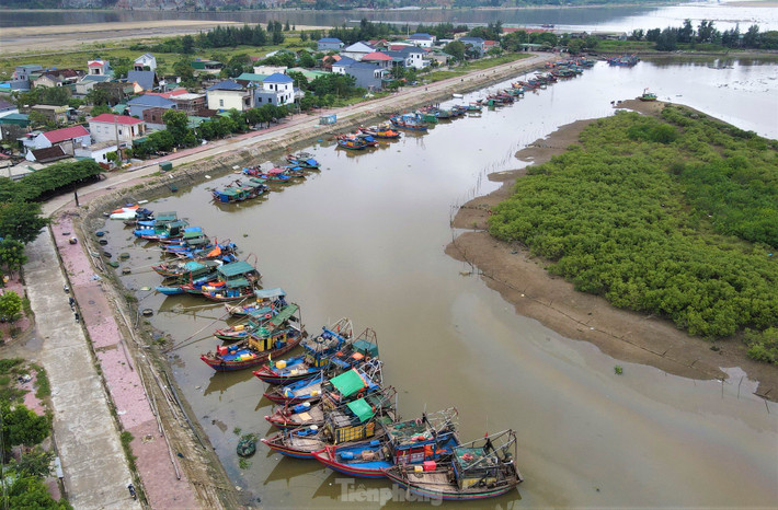 Sau nhiều ngày biển động, mưa lớn do ảnh hưởng áp thấp nhiệt đới, hàng nghìn tàu thuyền vào các khu neo đậu ở Hà Tĩnh tránh trú.